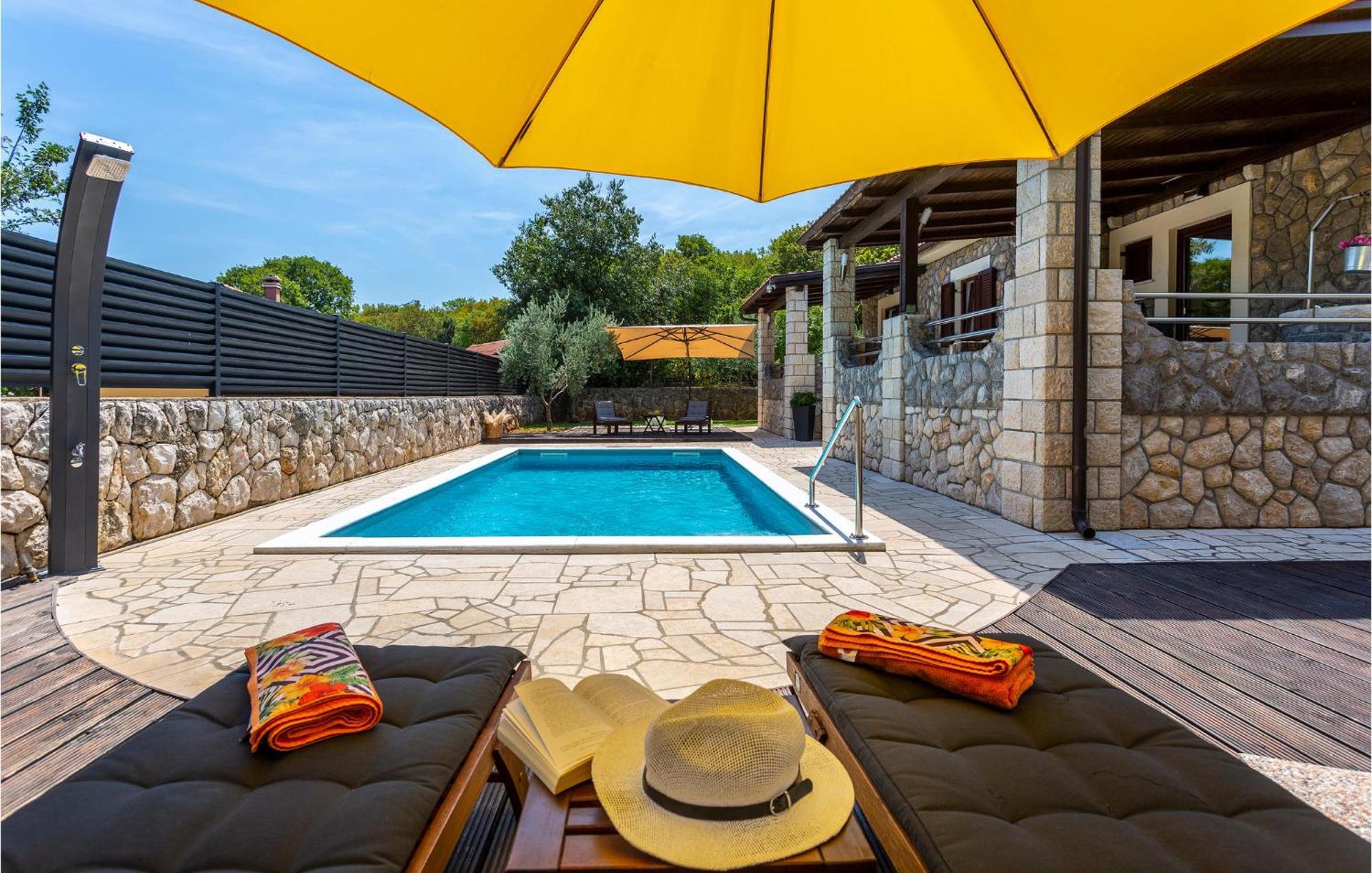 Nice Home In Lakmartin With Outdoor Swimming Pool Dış mekan fotoğraf