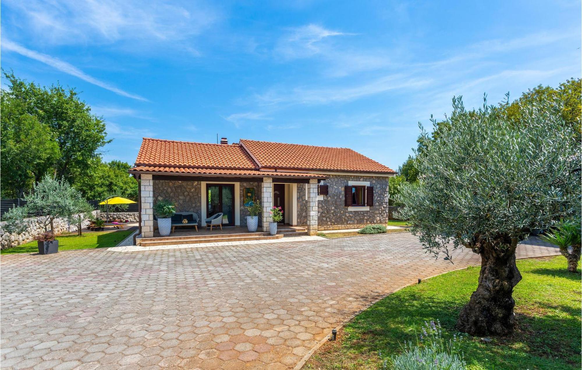 Nice Home In Lakmartin With Outdoor Swimming Pool Dış mekan fotoğraf